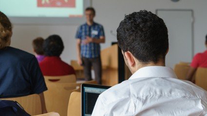 Meerderheid leerkrachten voortgezet onderwijs maakt zelf hun lesmateriaal